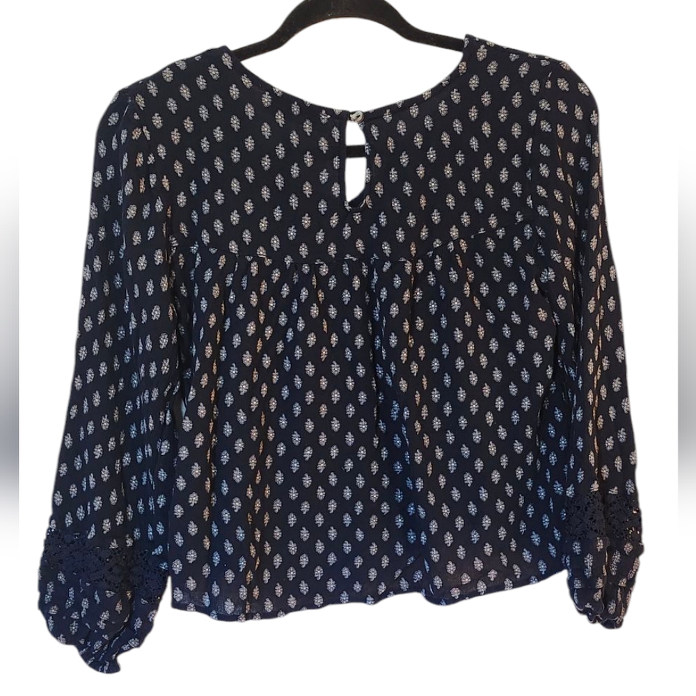 CLOSET CLEAROUT Hollister Navy Blue Patterned Blouse Shirt Top Lace Sleeve XS - Picture 2 of 4